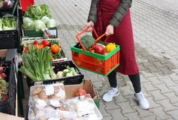 Zusammenstellung eines Gemüsekorbs an der Lebensmittelausgabe | © Caritas Oberbayern